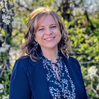 Headshot - Holly Stanley